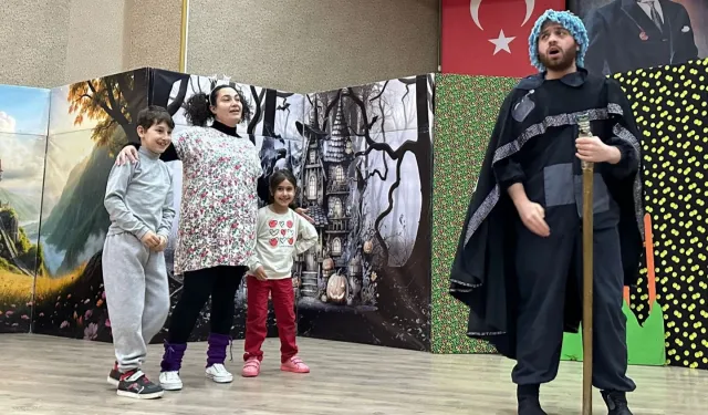 Gölcük'te çocuklara özel sahne yüzleri güldürüyor