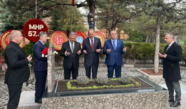 MHP'den Alparslan Türkeş'in kabrine ziyaret