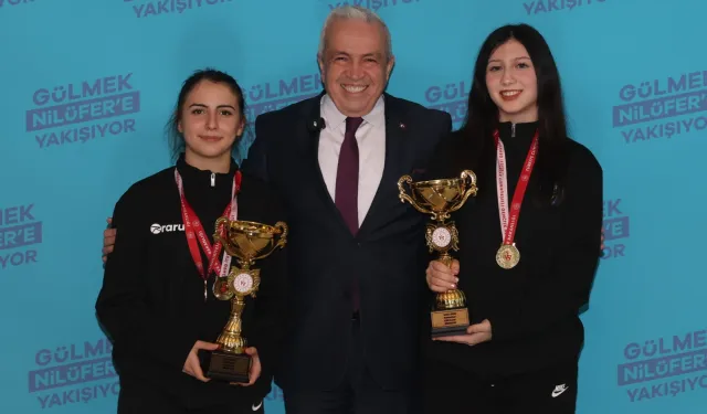 Nilüfer'in şampiyon kızlarından Başkan Özdemir'e kupa ziyareti