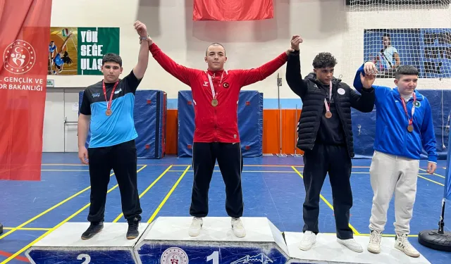 Bursa Büyükşehirli güreşçiler madalyaları topladı