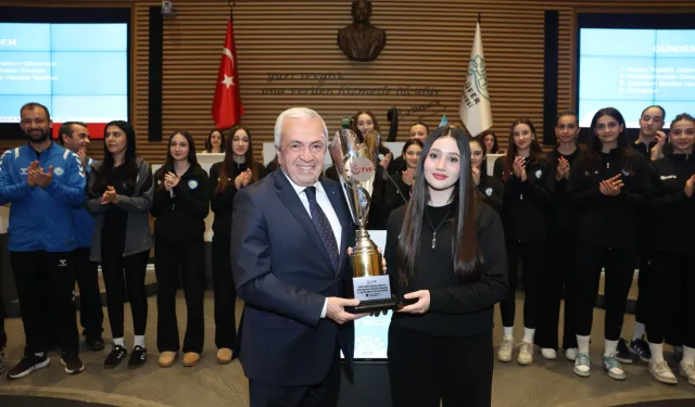 Bursa Nilüfer'in genç sporcuları başarılarını mecliste paylaştı