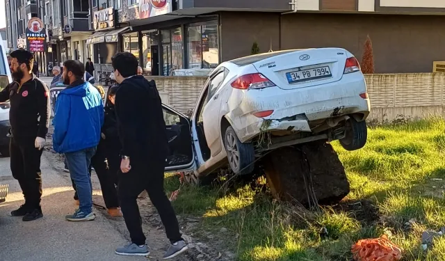 Düzce'de kontrolden çıkan otomobil kayaya çarptı: 2 yaralı!