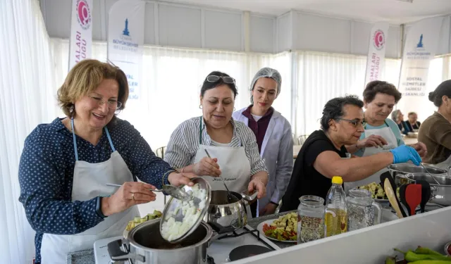 İzmir'de Mahalle Mutfağı açıldı