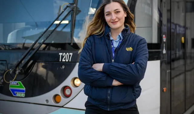 İzmir'de tramvay koltuğunda bir kadın... Raylarda kadın gücü
