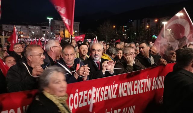 CHP İnegöl Örgütü Mitingde Ellerini Kelepçeledi