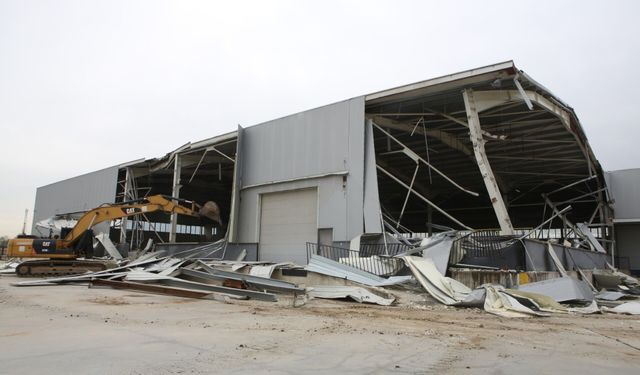 Bursa Nilüfer’de 4 bin metrekarelik kaçak depo yıkıldı