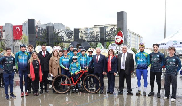 Bursa Nilüfer, 23 Nisan’ı Cumhuriyet Meydanı’nda kutladı