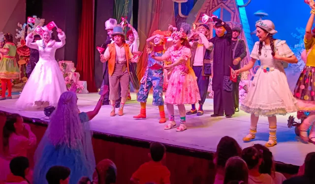 Bursa Devlet Tiyatrosu 23 Nisan'ı 'Bencil Dev' ile kutladı