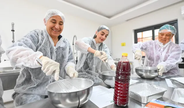 Mersin'de kan portakalı lokumla buluştu