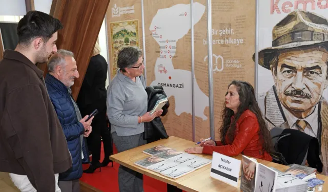 Nilüfer Açıkalın Bursa'da Osmangazi standında okurlarıyla buluştu