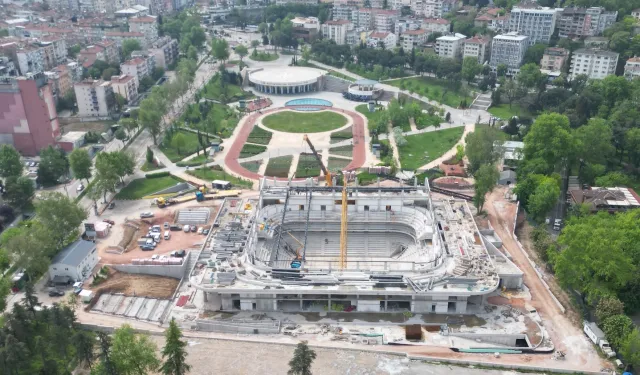 Bursa'da Atatürk Spor Salonu hızla yükseliyor... Tarihi salonda çatı işlemleri başladı