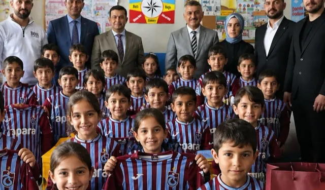 Trabzonspor sevgisi Patnoslu öğrencilere forma hediyesi getirdi