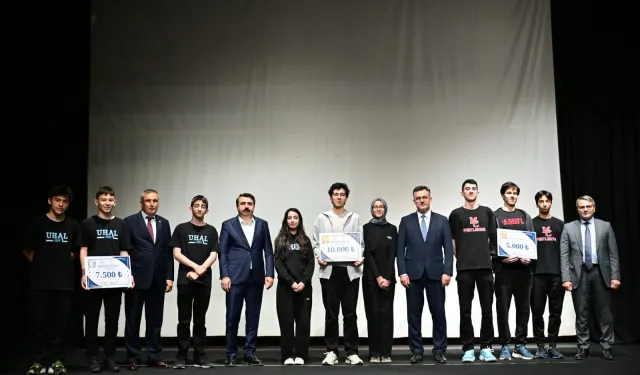 BTÜ'de Liselerarası Veri Olimpiyatı ödülleri sahiplerini buldu