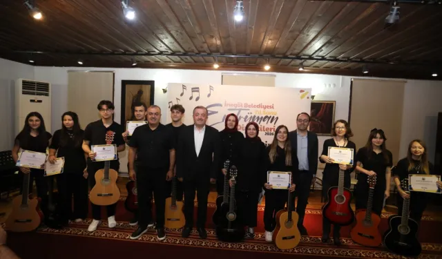 İnegöl'de gitar kursu kursiyerleri sertifikalarını aldı