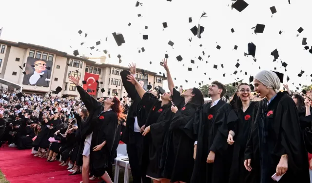 Koç Üniversitesi'nde 32'inci dönem mezuniyet sevinci