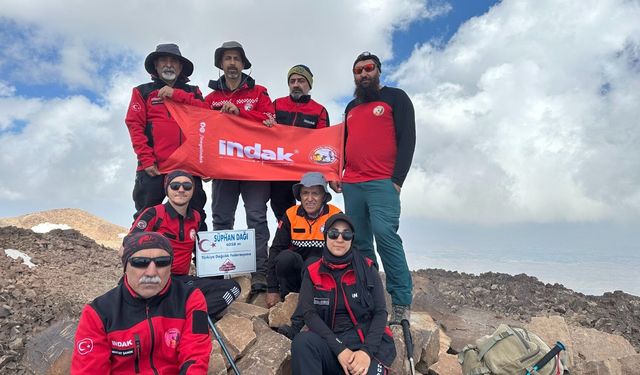 İNDAK ekibi Süphan Dağı Zirvesinde