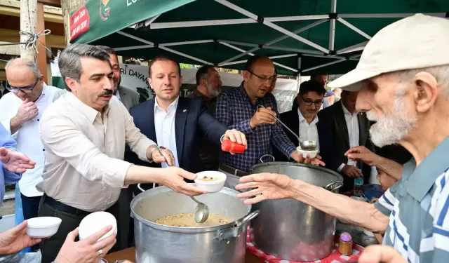 Bursa Yıldırım'da Dr. Sadık Ahmet ve Şehit Mustafa Canbaz anısına aşure ikramı