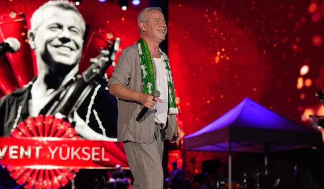 Levent Yüksel dillerden düşmeyen şarkıları Bursa'da seslendirdi