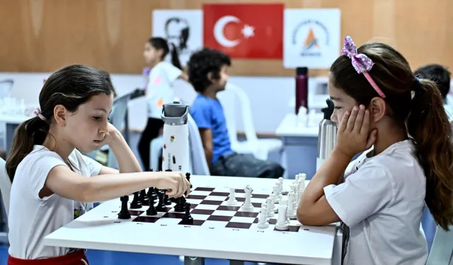 Muratpaşa'da satranç eğitimiyle çocuklar turnuvalara hazırlanıyor