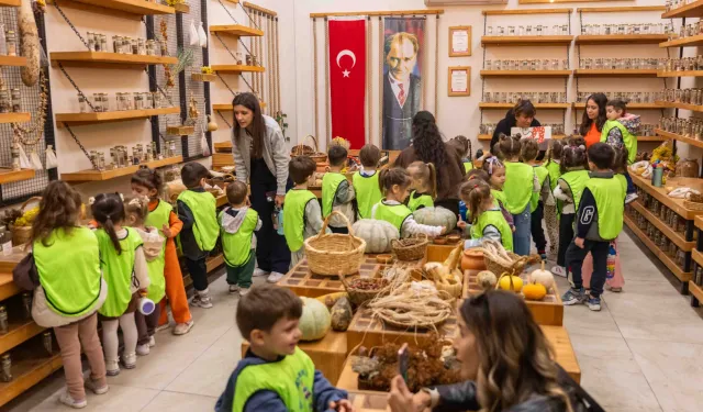 Bornova'nın minikleri 50 zeytin fidanını toprakla buluşturdu