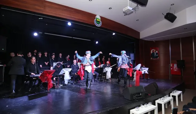 İnegöl'de Gençlik Korosu'ndan Cumhuriyet'e özel konser