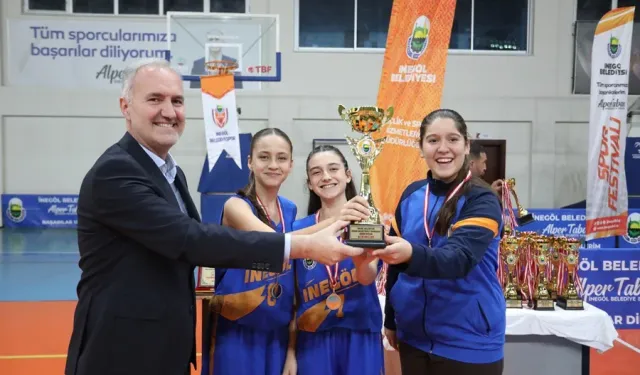 Bursa İnegöl'de sokak basketbolunda şampiyonlar kupalarına kavuştu