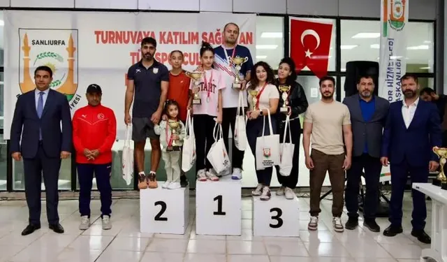 Cumhuriyet coşkusu kortlara taşındı