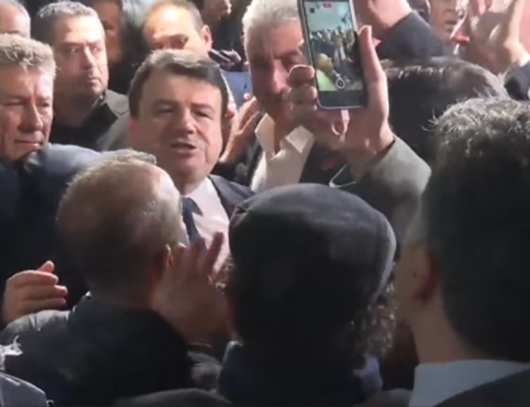 Bursa Büyükşehir'de seçim gerginliği! CHP'liler dışarı çıktı, gerginlik yola taştı!