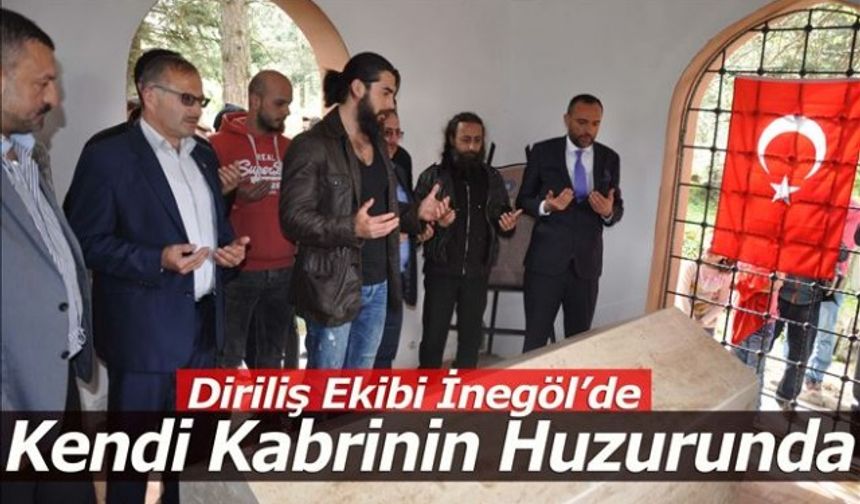 Dizide canlandırdığı Turgut Alp’in kabrini ziyaret etti