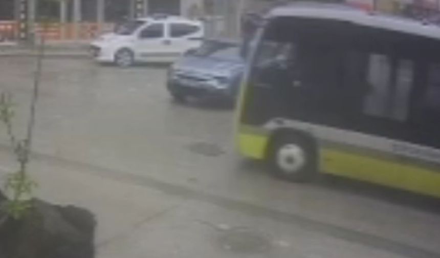 İnegöl'de otomobil ile halk otobüsü böyle çarpıştı