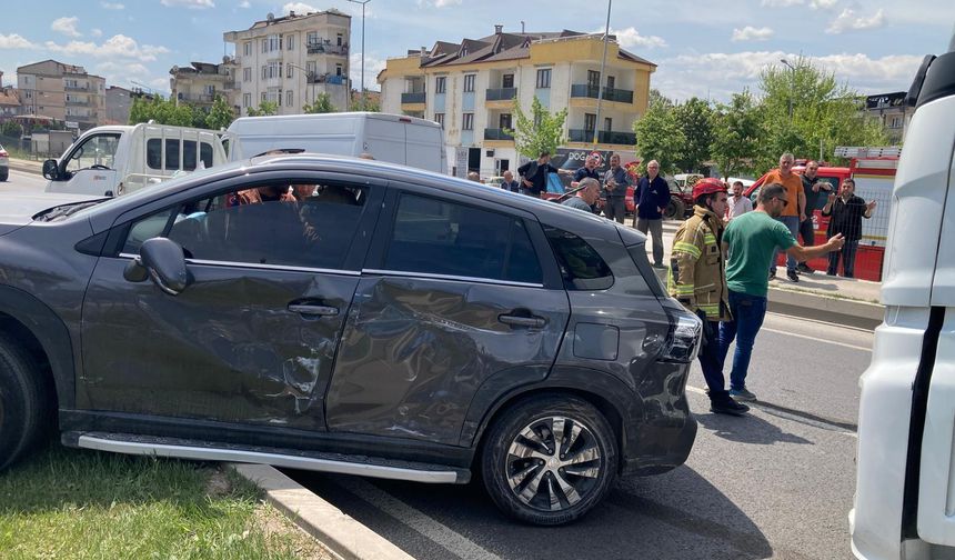 Kendi yolunda giden otomobile Tır böyle çarptı