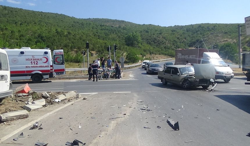 Otomobil ile Hafif Ticari Araç Çarpıştı 3 Yaralı