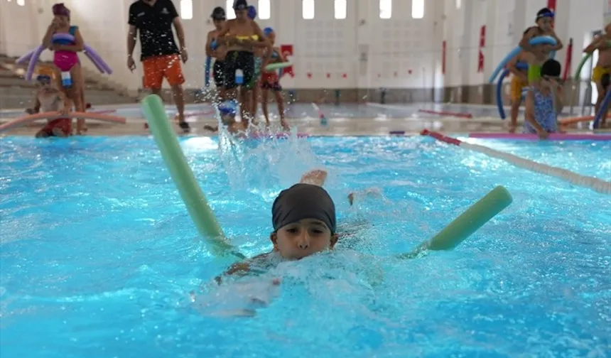 Denizli’de miniklere ücretsiz yüzme kursu