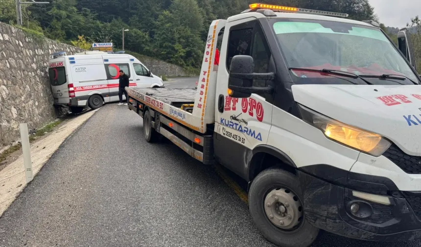 Düzce’de ambulans şarampole kaydı