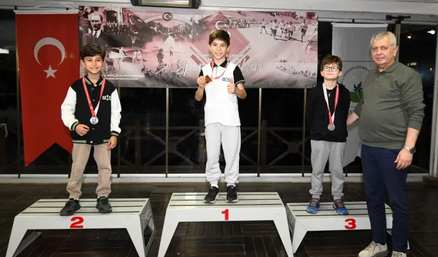 Bursa Osmangazi'de satranç ustaları kupalandı