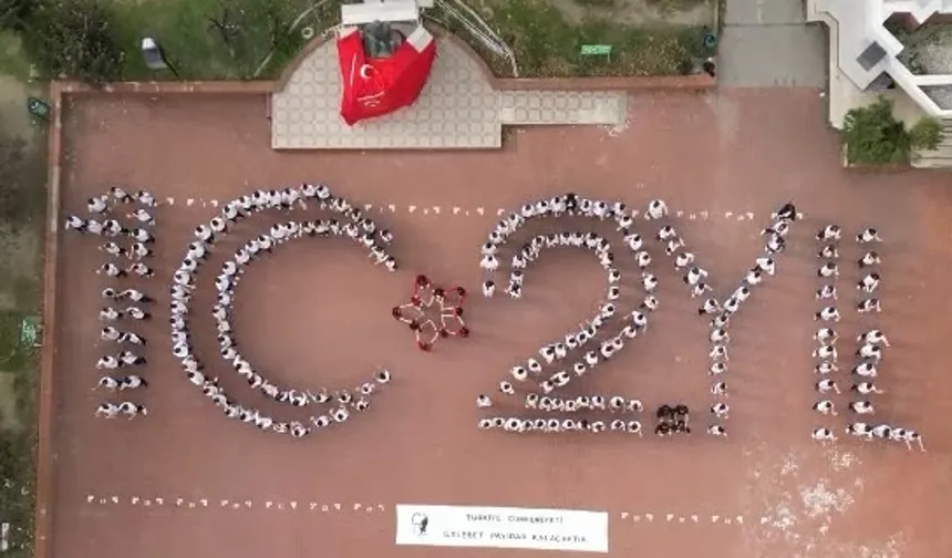 Bursa'da liselilerden 102. Yıl koreografisi