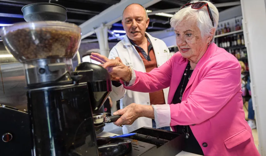 İzmir'de ileri yaş baristalar iş başında