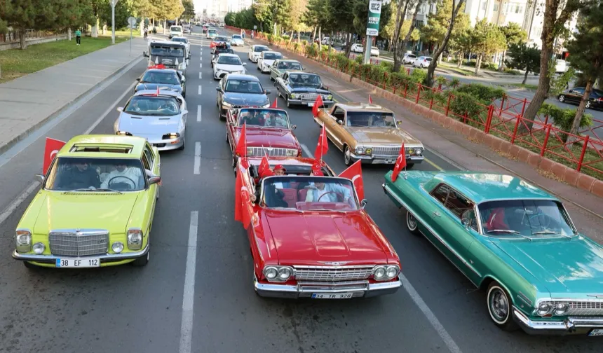 Kayseri Talas'tan klasik araçlarla Cumhuriyet coşkusu