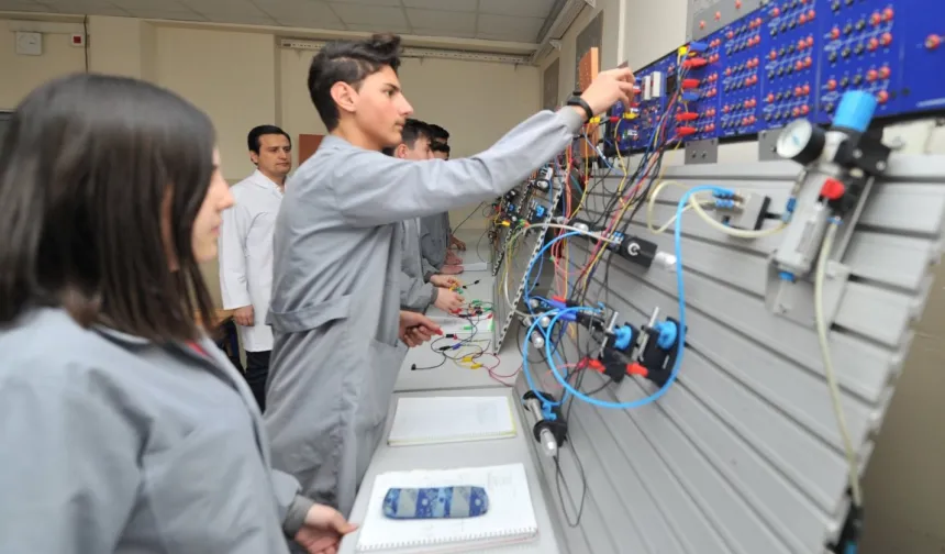 Mesleki eğitimde dev hamle... Otomotiv, turizm ve girişimcilik odaklı dönüşüm!