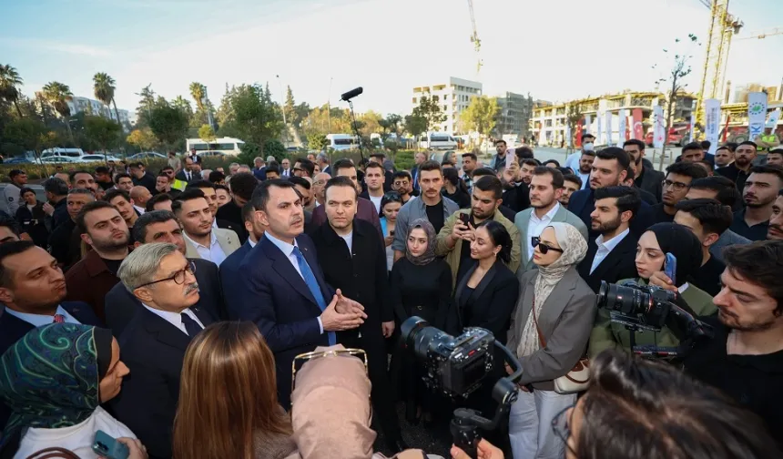 Bakan Kurum gençlerle afet bölgesindeki 'Asrın İnşası' seferberliğini gezdi