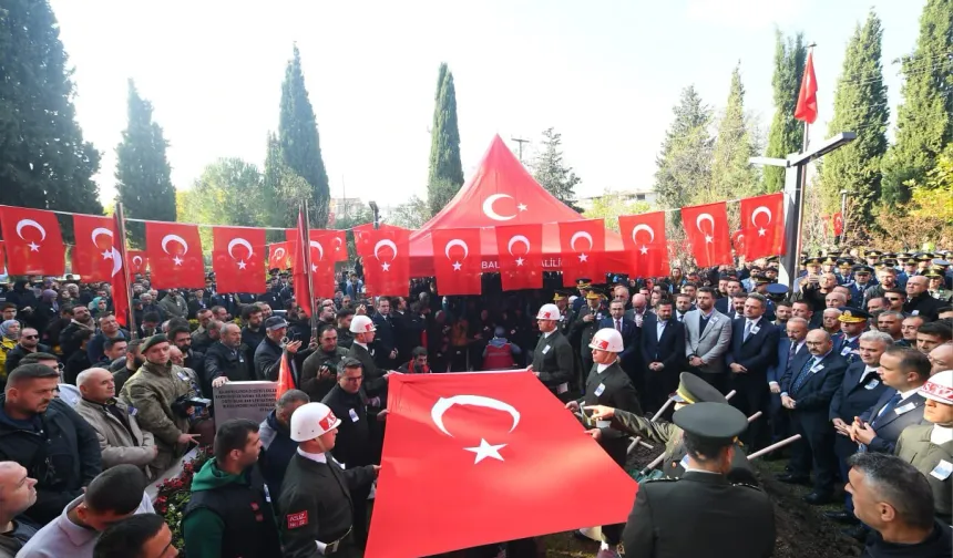 Balıkesir, şehit Uzman Çavuş Emre Sayın'ı son yolculuğuna uğurladı