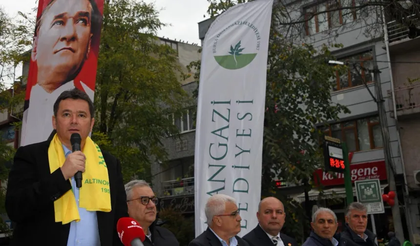 Bursa Osmangazi'de Başkan Aydın İstiklal'i dinledi