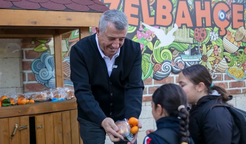 Dalında kalan mandalina halkla buluştu