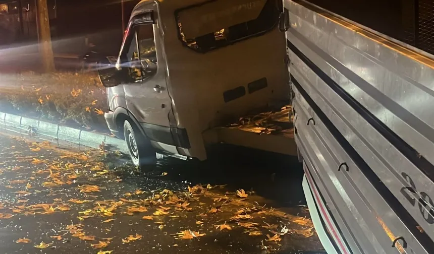 Düzce Konuralp'te lastiği patlayan kamyonet refüje çarptı