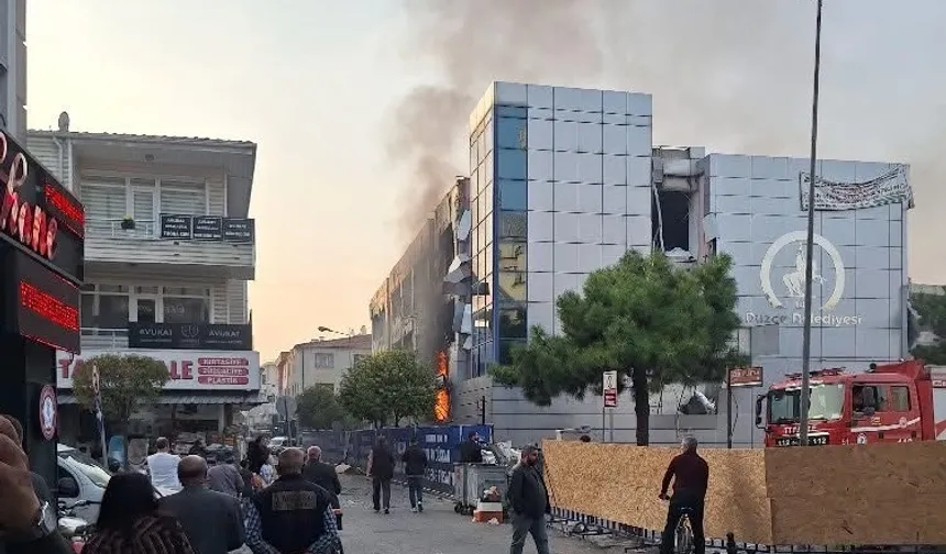 Düzce'de belediye binası yıkımında yangın paniği!