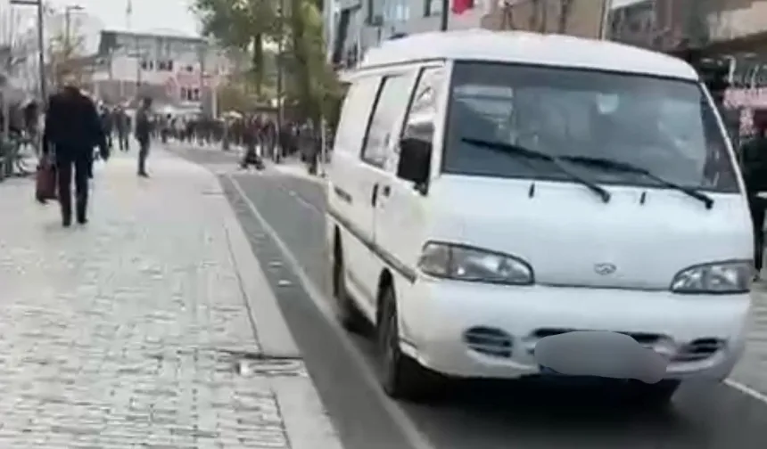 Düzce'de trafiğine kapalı caddeye ticari minibüs girdi!