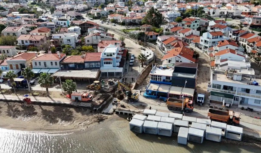 Foça'da dere yatağına yapılan kanal taşkını önledi
