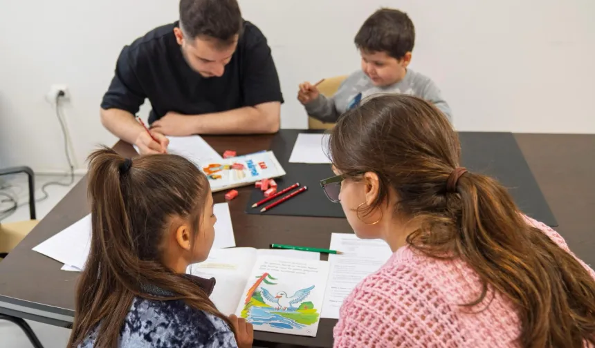 İzmir'de 'Renkli Harfler' projesinde ders zili çaldı