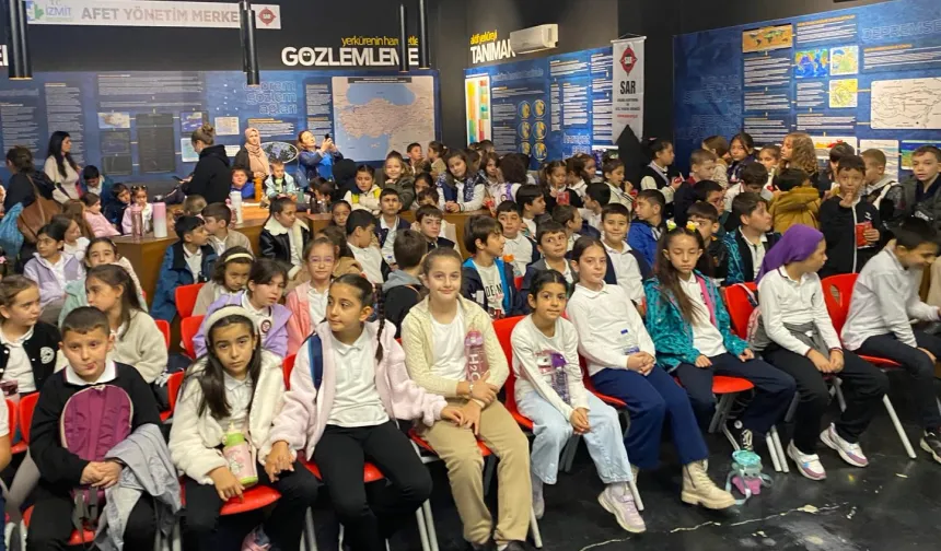 İzmit'te öğrencilere simülasyonla deprem deneyimi
