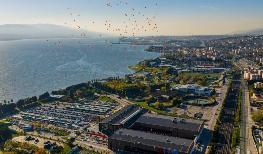 Kocaeli'de turuncu balonlar şiddetsiz dünya için gökyüzüne bırakıldı